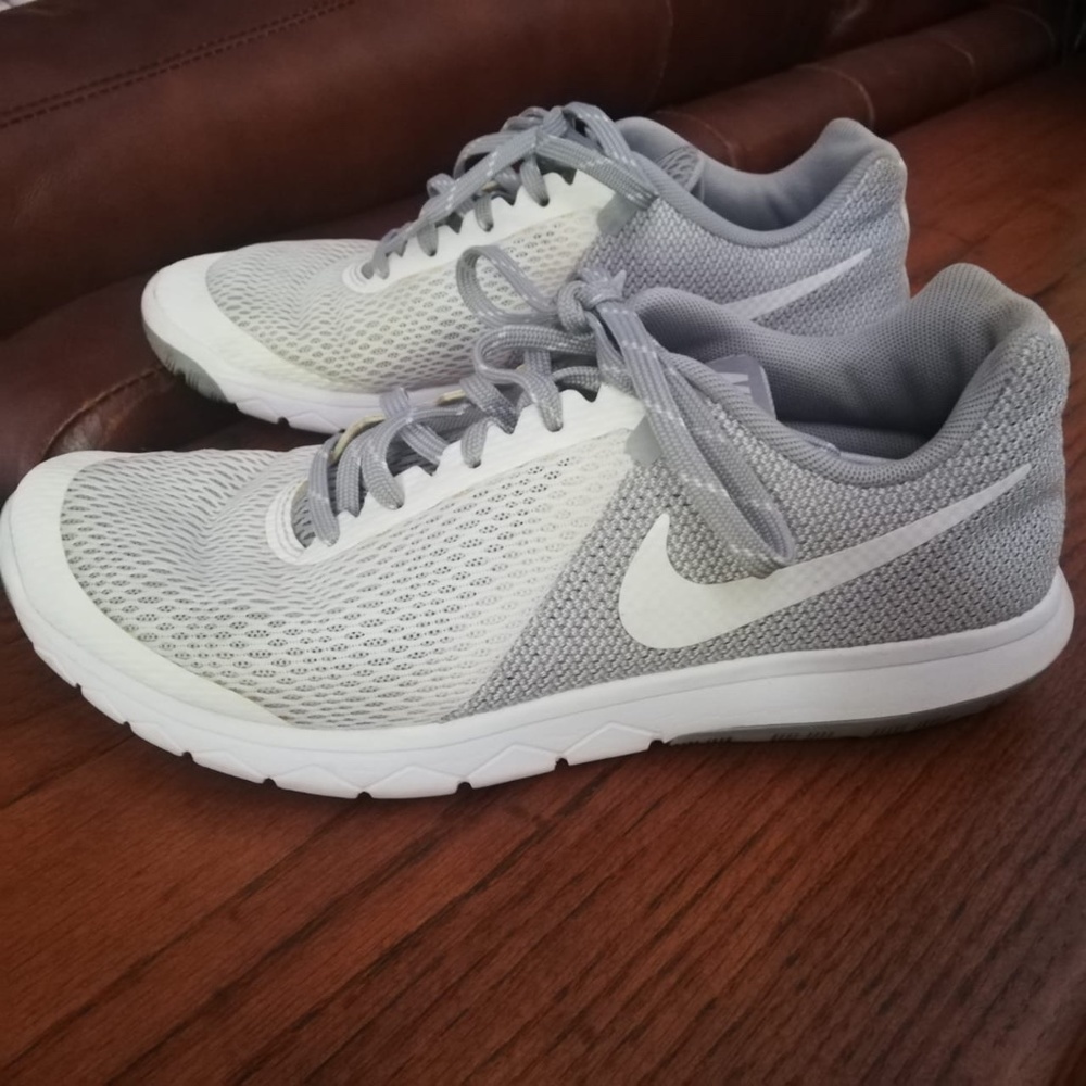 Nike Women’s Flex Experience Size 9